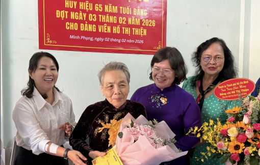 Trao Huy hiệu 65 năm tuổi Đảng cho nguyên Giám đốc Trường Đảng Nguyễn Văn Cừ