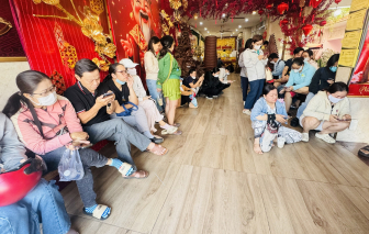 Giá vàng tăng trở lại, người mua lại rồng rắn xếp hàng