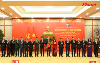 Tổng bí thư Tô Lâm nhận Huy hiệu 45 năm tuổi Đảng