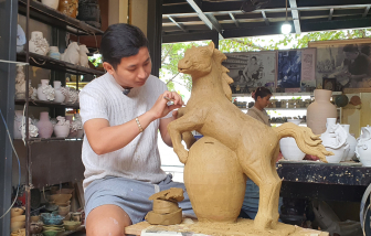 Tết Bính Ngọ ngắm linh vật ngựa độc đáo ở làng gốm 500 năm tuổi