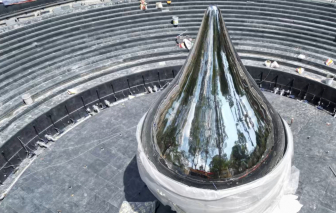 Nhà điêu khắc Phạm Văn Hạng nói gì về giọt nước mắt khổng lồ đặt tại công viên tưởng niệm COVID-19?