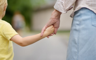 Niềm vui bên cháu giúp ông bà trẻ hóa não bộ