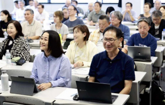 Khi người già quay trở lại trường