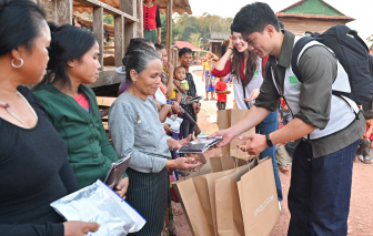 UNIQLO Việt Nam tặng 5.000 áo giữ nhiệt HEATTECH cho người dân Quảng Trị