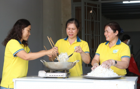 Chị em phường Thới An làm mứt, kho thịt tặng các hộ dân khó khăn