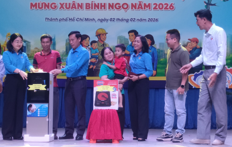 Những công nhân nhận quà tết sớm