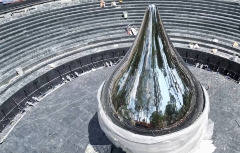 Nhà điêu khắc Phạm Văn Hạng nói gì về giọt nước mắt khổng lồ đặt tại công viên tưởng niệm COVID-19?