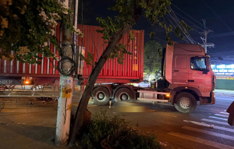 Nữ công nhân vừa tan ca bị xe đầu kéo tông tử vong