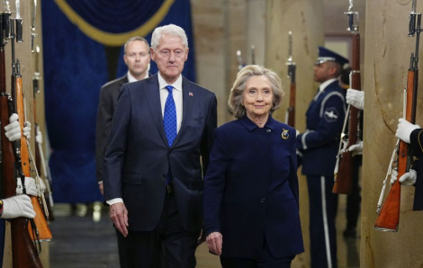 Vợ chồng cựu Tổng thống Mỹ Clinton đồng ý điều trần về mối liên hệ với Jeffrey Epstein