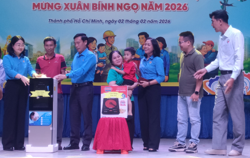 Những công nhân nhận quà tết sớm