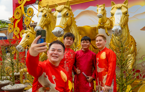 Người dân thích thú check-in cùng linh vật ngựa ở phố ông đồ TPHCM