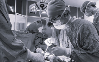 Cụ bà mổ cấp cứu vì bị chó cắn khắp người