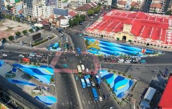 Xem xét đổi màu sơn Hồ Con Rùa, chợ Bến Thành