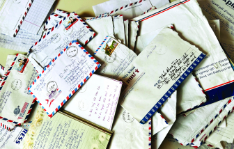 Bàn tay nghe ngóng tin sang (*)…