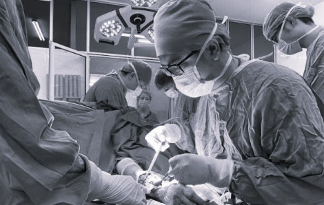 Cụ bà mổ cấp cứu vì bị chó cắn khắp người