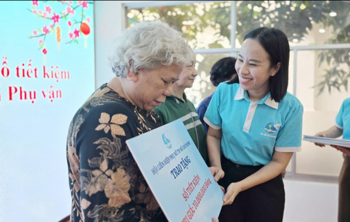 Trao kinh phí sửa nhà và sổ tiết kiệm cho cán bộ Ban Phụ vận Sài Gòn – Gia Định