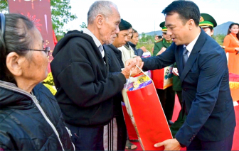 Chăm lo tết cho bà con nơi mưa lũ đi qua