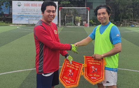 Chiến sĩ áo xanh và blouse trắng giao lưu bóng đá chào xuân Bính Ngọ 2026