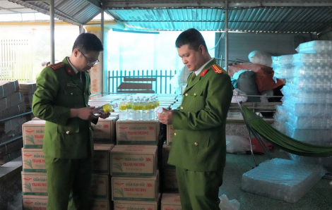 Hơn 60.000 lít giấm gạo được sản xuất bằng a xít axetic công nghiệp pha với nước lã