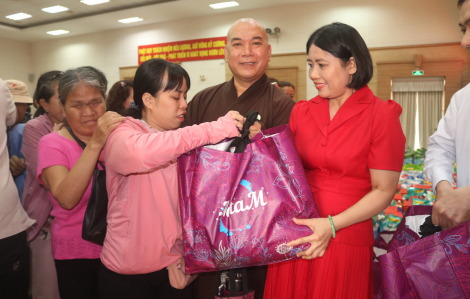 Phường An Lạc tặng quà tết cho 1.400 người dân có hoàn cảnh khó khăn