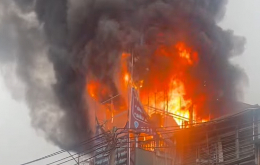 Cháy tại đường Trần Cung, lửa lớn cùng khói đen dày đặc