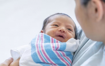 Nghề 'huấn luyện làm mẹ' hái ra tiền ở Singapore