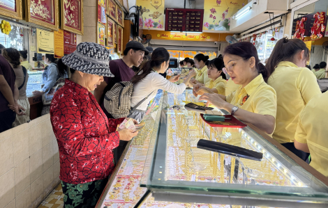 Giá vàng lao dốc, cao hơn giá thế giới 23 triệu đồng/lượng