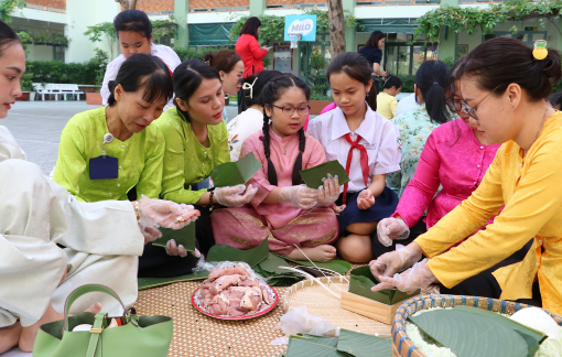 Học sinh TPHCM gói bánh chưng, giữ hương tết từ sân trường