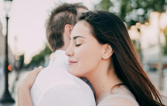 Phát hiện chồng ngoại tình, có con rơi, phải làm sao?