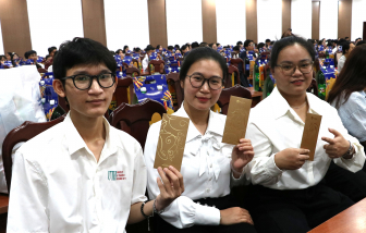 700 sinh viên khó khăn nhận quà tết sớm