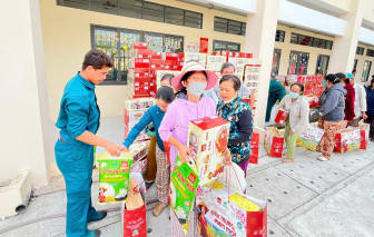 Hàng trăm hộ dân xã Cần Giờ phấn khởi nhận quà tết