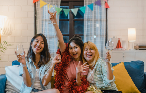 Đi tất niên về, con dâu bị mẹ chồng nặng nhẹ 'chỉ biết hưởng thụ'