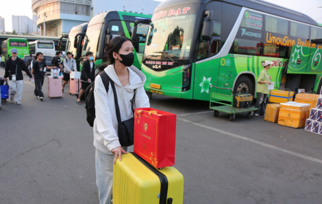 Bến xe Miền Đông nhộn nhịp người về quê ăn tết sớm