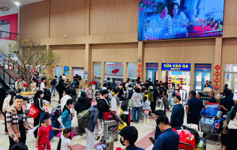 Về quê ăn tết sớm, nhiều người bị trễ tàu do kẹt xe