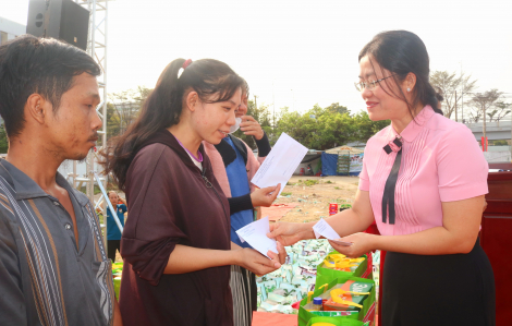 Tặng quà tết cho hơn 200 hộ khó khăn ở phường Tân Tạo