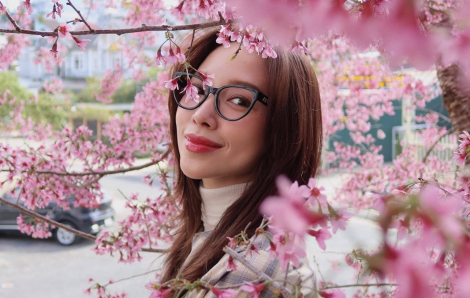 Tóc Tiên, Hồ Ngọc Hà 'đu trend' mùa mai anh đào Đà Lạt rực rỡ
