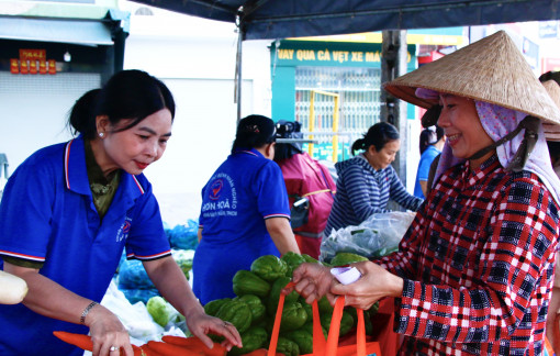 Ấm áp phiên chợ chia sẻ yêu thương