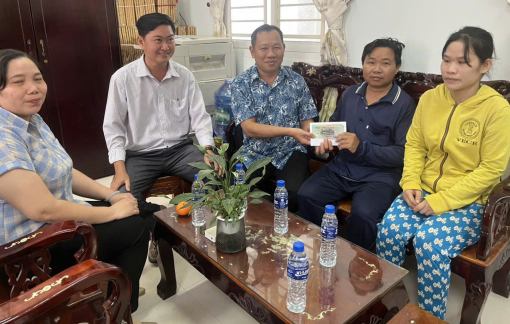 Báo Phụ nữ TPHCM trao tiền hỗ trợ bệnh nhân nghèo