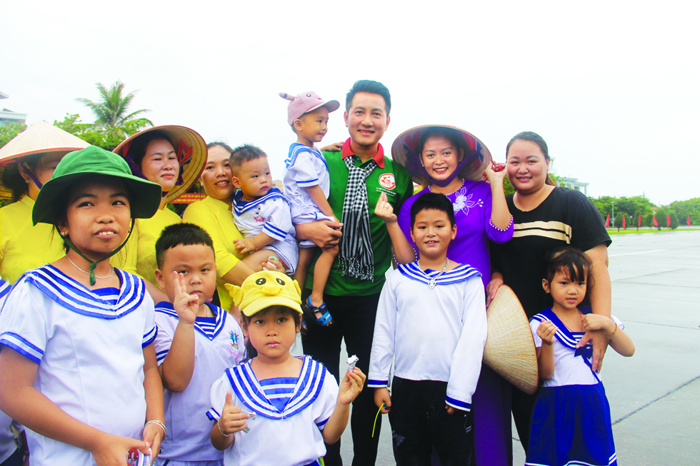 Người dân đảo Trường Sa chụp ảnh cùng ca sĩ Nguyễn Phi Hùng nhân dịp đoàn công tác số 9 của TPHCM ra thăm Trường Sa vào tháng 5/2022