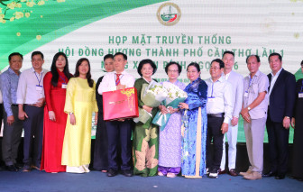 Bữa cơm cuối năm gắn kết đồng hương xa quê