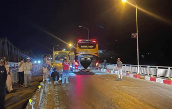 Nam thanh niên ngã xuống đường sau va chạm vào thành cầu và bị xe khách cán tử vong