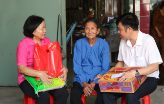 Người cao tuổi neo đơn và trẻ em được chăm lo tết chu đáo