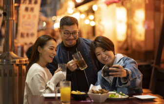 Tất niên nhộn nhịp và nỗi lo mang tên “kéo khóa áo dài”