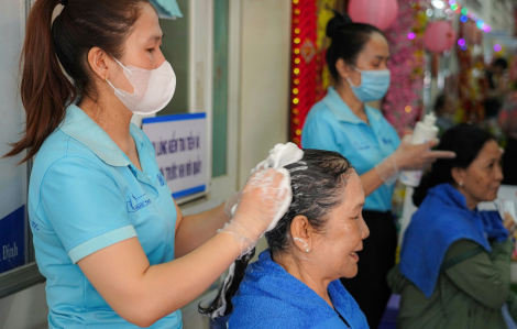 Bệnh nhân được gội đầu, làm đẹp chuẩn bị đón xuân