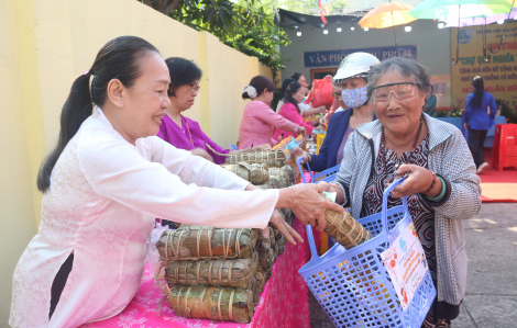 Phụ nữ phường Trung Mỹ Tây gói ghém gần 2.500 phần quà tết tặng các hộ dân khó khăn