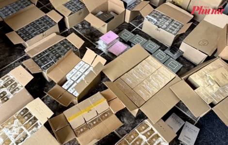 Triệt phá đường dây buôn bán 10.000 chai nước hoa giả các nhãn hiệu nổi tiếng