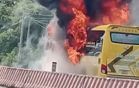 Xe giường nằm bốc cháy gần cầu Cổ Chiên, hành khách tháo chạy