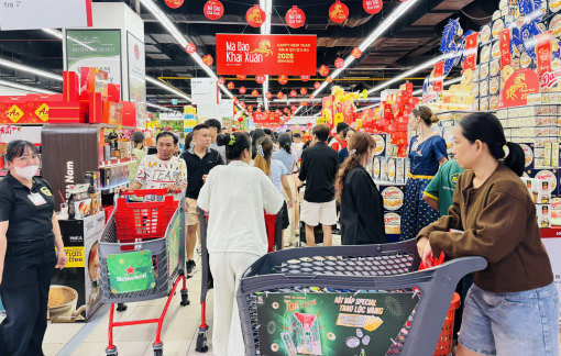 Khách sắm tết tăng đột biến, siêu thị không còn chỗ chen chân