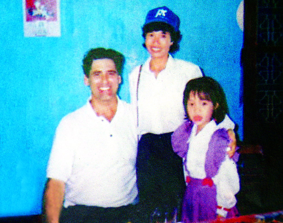 Từ trái qua: Bruce Weigl, bà Lưu Thị Hồng Vân  (phụ trách trại mồ côi) và con nuôi Nguyễn Thị Hạnh ngày ông đến đón bé tại huyện Bình Lục, Hà Nam năm 1995