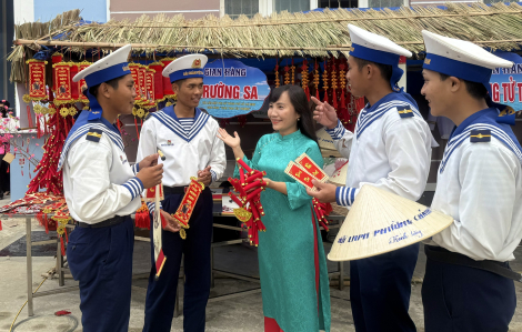 Ấm áp chương trình “Xuân chung tay giữ biển – Tết thắm tình quân dân”